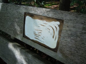 Alleen nog maar resten lijm zijn te zien.