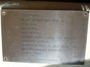 het koperen plaatje met het gedicht is terug!